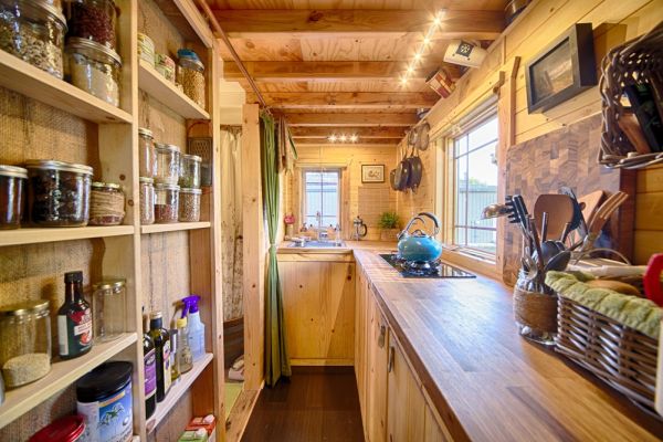 Tiny-Tack-House-Chrisandmalissa-kitchen