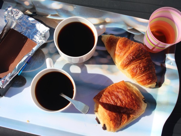 petit déj sur le bateau