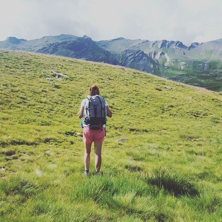 Virginie B face aux montagnes 
